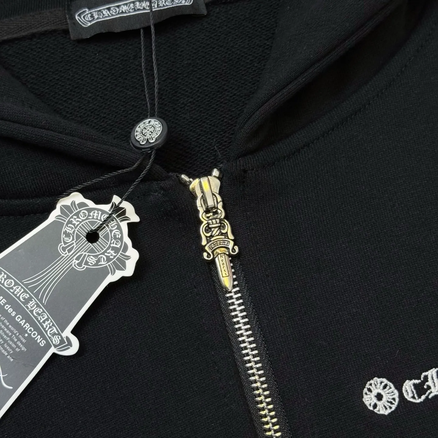 P310 Chrome Hearts Miami limited-edition horseshoe embroidered leather label hooded jacket, the same style at ChromeHearts counters. Made of 430g double-strand double yarn pure cotton terry fabric. The original custom hardware zippers are restored in place. The handle is very textured. Three-dimensional and atmospheric. Versatile and easy to wear in autumn. Simple and elegant. It adopts the os version. The upper body effect is great. Suitable for all body types. Soft and comfortable. CH Sanskrit embroidered letters on the front and large horseshoe Sanskrit leather label on the back. The small mark on the hem is the finishing touch. It is machine washable. It will not fade or deform. It has complete accessories. Original mold opening. Perfect restoration. ZP 2:1. Same style for men and women. Versatile and not picky. Size: s m l xl. Color: black